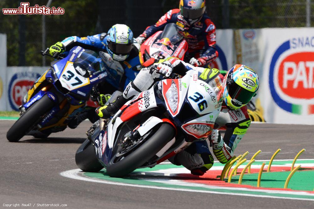 Immagine Moto impegnate alla Variante Alta del Circuito di Imola durante il Campionato mondiale della Superbike - © Mau47 / Shutterstock.com