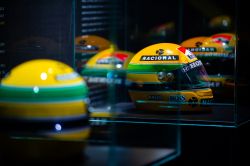 Il casco di Ayrton Senna al Museo dell'Autodromo di Imola, intitolato a Checco Costa - © MAICC
