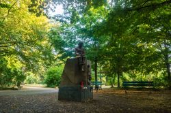 Il mounmento a Ayrton Senna nel parco delle Acque Minerali all'interno dell'Autodromo di Imola. Il pilota brasiliano perse tragicamente la vita il primo maggio 1994 durante il gran premio ...