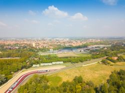 Imola (Bologna): vista aerea dell'Autodromo Enzo e Dino Ferrari. In primo piano la curva delle Acque Minerali, al centro della foto i box e, sullo sfondo, la città - © PriceM ...