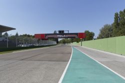 Il rettilineo di partenza dell'Autodromo Enzo e Dino Ferrari di Imola. Il tracciato romagnolo misura 4909 metri - © PHOTOMDP / Shutterstock.com