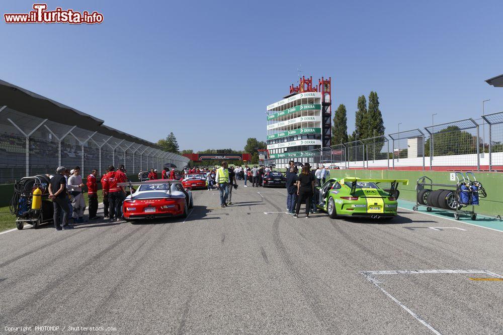 Immagine Le vetture della Porsche Carrera Cup sulla griglia di partenza dell'Autodromo Enzo e Dino Ferrari di Imola - © PHOTOMDP / Shutterstock.com