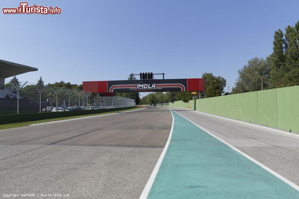 Immagine Il rettilineo di partenza dell'Autodromo Enzo e Dino Ferrari di Imola. Il tracciato romagnolo misura 4909 metri - © PHOTOMDP / Shutterstock.com