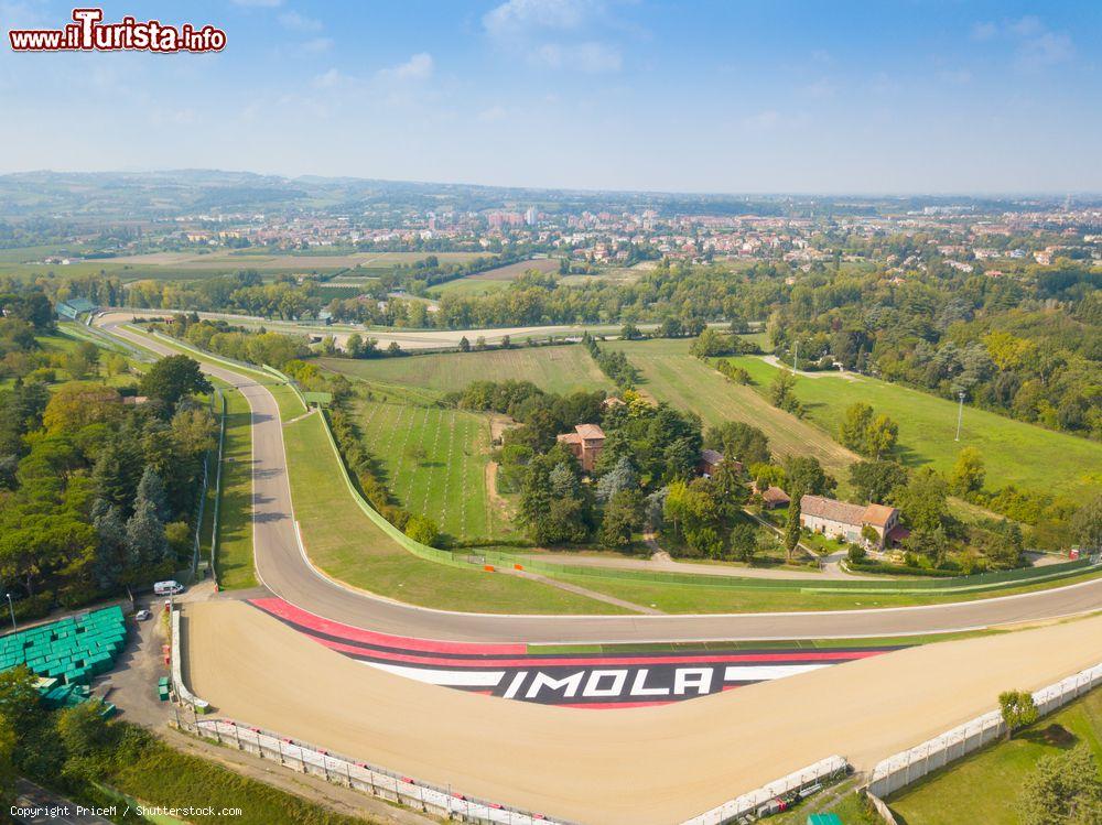 Immagine Vista aerea del Circuito di Imola (Autodromo Enzo e Dino Ferrari). In primo piano la Curva Piratella, sullo sfondo la mitica Curva Tosa - © PriceM / Shutterstock.com