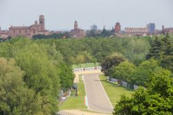 Il tratto dell'Autodromo Enzo e Dino Ferrari di Imola che immette alla variante del Tamburello e, sullo sfondo, il Duomo di San Cassiano - © Massimiliano Donati / Shutterstock.com