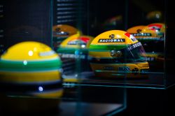 Il casco di Ayrton Senna al Museo dell'Autodromo di Imola, intitolato a Checco Costa - © MAICC
