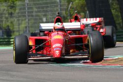 Due vetture di Formula Uno durante una rievocazione all'Autodromo Enzo e Dino Ferrari di Imola. In primo piano la Ferrari F1 412 T2 del 1995 - © Dan74 / Shutterstock.com