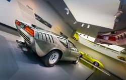 Una Alfa Romeo Iguana presso il Museo Storico Alfa Romeo ad Arese in Lombardia - © Ion Sebastian / Shutterstock.com