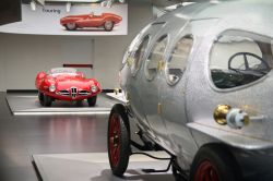 Una superba Alfa Romeo 1900 C52 Disco Volante con una 40/60 HP Aerodinamica in primo piano, Museo Alfa Romeo di Arese - © Ion Sebastian / Shutterstock.com