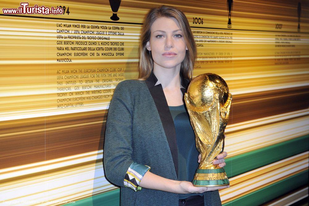 Immagine Barbara Berlusconi nel Museo di Casa Milan con la Coppa del Mondo in occasione della mostra temporanea "La Fabbrica delle Coppe" - © FREEDOMPIC / Shutterstock.com