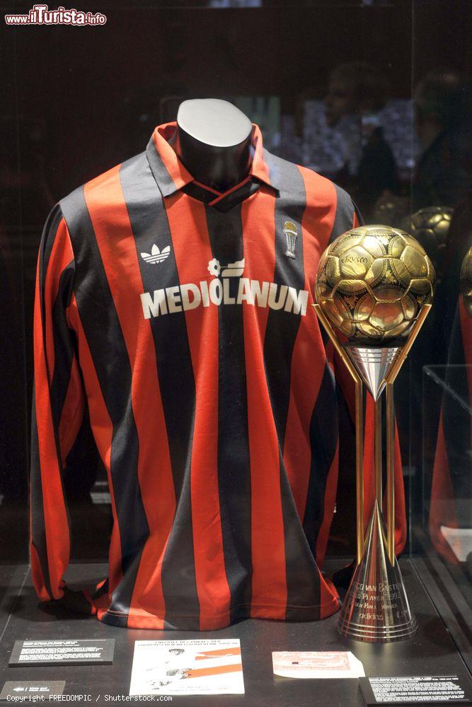 Immagine Maglia del Milan e la storica coppa Intercontinentale, vinta tre volte dal Milan, esposta nel museo della squadra di calcio milanese - © FREEDOMPIC / Shutterstock.com