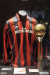 Maglia del Milan e la storica coppa Intercontinentale, vinta tre volte dal Milan, esposta nel museo della squadra di calcio milanese - © FREEDOMPIC / Shutterstock.com