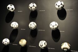 Varie tipologie di palloni da calcio esposti al museo di Casa Milan - © FREEDOMPIC / Shutterstock.com