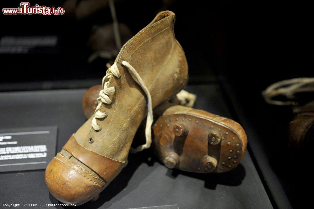 Immagine Antiche scarpe da calcio in cuoio esposte al Museo di Casa Milan - © FREEDOMPIC / Shutterstock.com