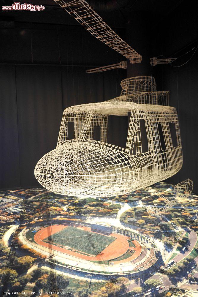 Immagine Un modello dell'elicottero di Silvio Berlusconi esposto al museo di Casa Milan a Milano - © FREEDOMPIC / Shutterstock.com