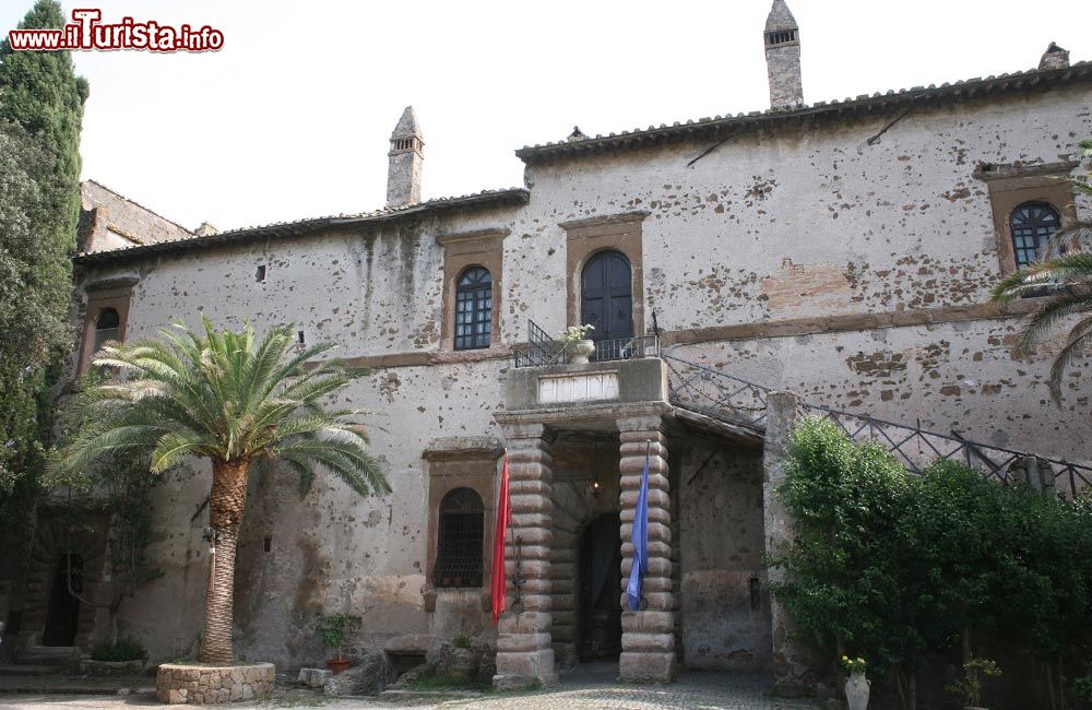 Immagine Le mura antiche del Castello di Lunghezza, fortezza che si trova alla periferia di Roma - © www.castellodilunghezza.it/