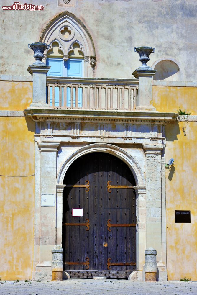 Immagine Antica porta in legno di ingresso al castello di Donnafugata, provincia di Ragusa (Sicilia).