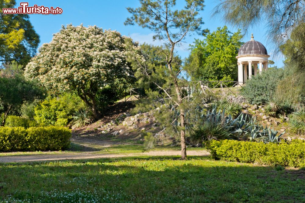 Immagine Il tempietto circolare nel parco botanico che circonda il castello di Donnafugata, Ragusa, Sicilia.