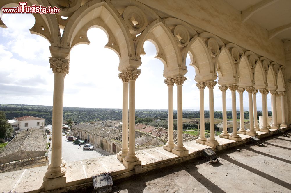 Immagine La splendida veduta che si ammira dal castello di Donnafugata, Ragusa (Sicilia). Suddiviso in tre piani, il maniero è costituito da oltre 120 sale di cui solo una ventina fruibili al pubblico.