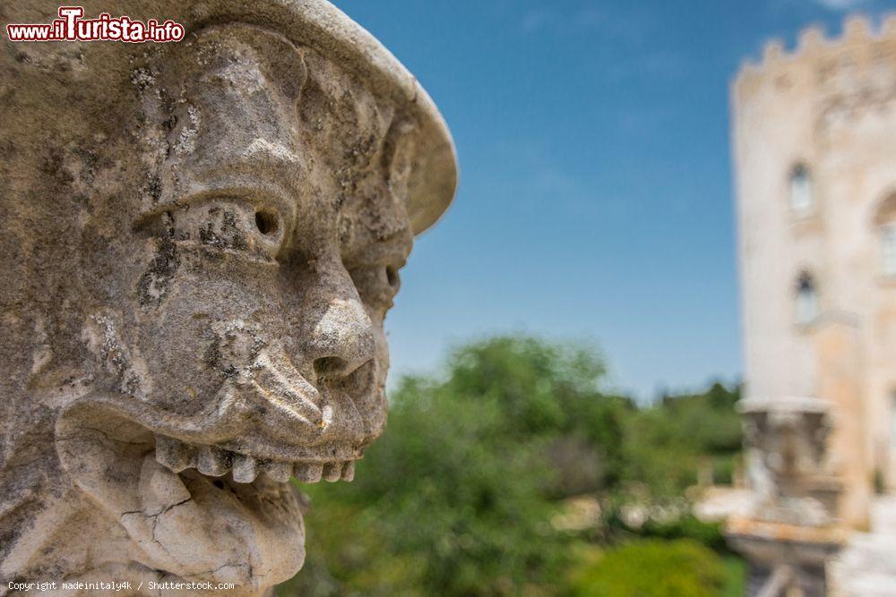 Immagine Particolare scultoreo di una statua al castello neo-classico e neo-gotico di Donnafugata, provincia di Ragusa (Sicilia) - © madeinitaly4k / Shutterstock.com