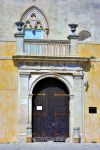 Antica porta in legno di ingresso al castello di Donnafugata, provincia di Ragusa (Sicilia).

