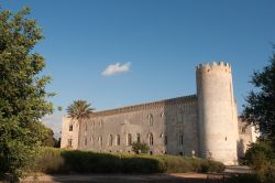 Il castello di Donnafugata, provincia di Ragusa, con la luce del pomeriggio (Sicilia): l'edificio si estende su un'area di circa 2500 metri quadrati - © Stefano Heusch / Shutterstock.com ...