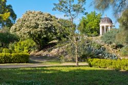Il tempietto circolare nel parco botanico che circonda il castello di Donnafugata, Ragusa, Sicilia.

