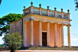 La neoclassica Coffe House nel giardino del castello di Donnafugata, Sicilia: sorge nel parco di 8 ettari che circonda la dimora ed era utilizzata per dare ristoro agli ospiti del palazzo.

 ...