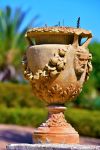 Vaso di terracotta nei giardini botanici del castello di Donnafugata, Ragusa (Sicilia).



