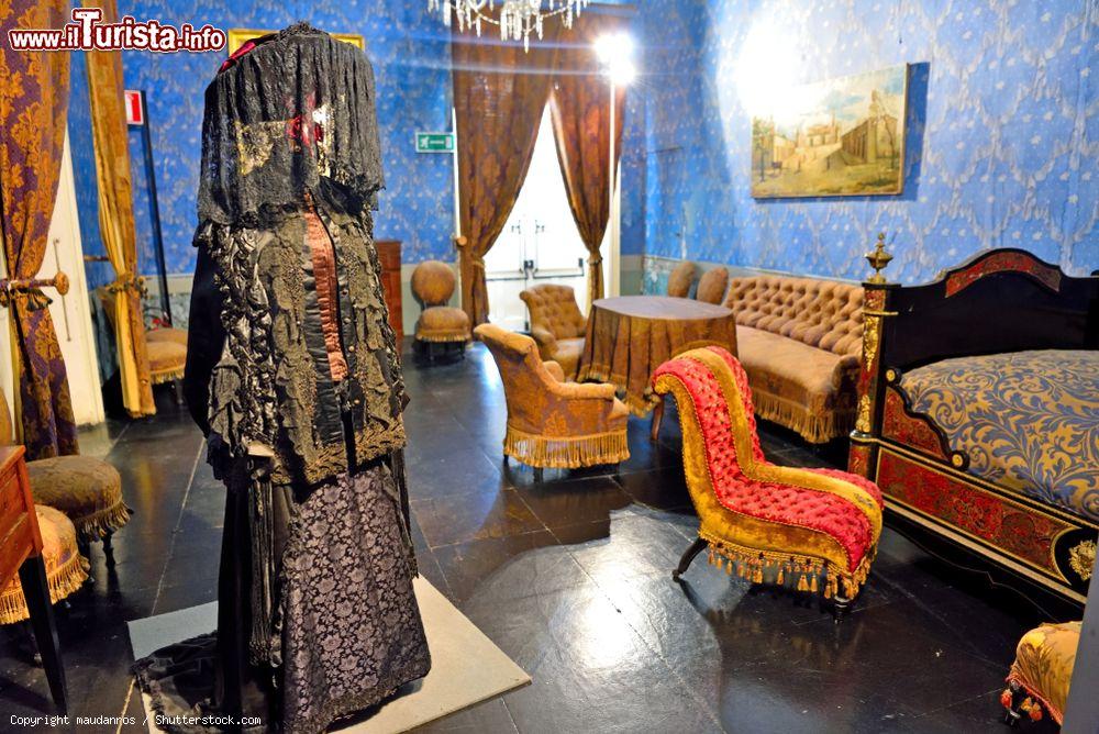 Immagine Una sala del castello di Donnafugata (Ragusa) con mobili d'epoca e abiti, Sicilia - © maudanros / Shutterstock.com