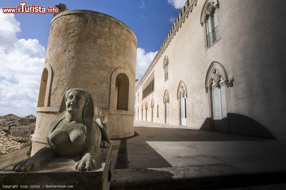 Immagine Una strana sfinge al castello di Donnafugata, Ragusa (Sicilia) - © luigi nifosi / Shutterstock.com