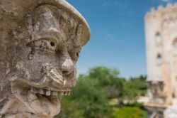 Particolare scultoreo di una statua al castello neo-classico e neo-gotico di Donnafugata, provincia di Ragusa (Sicilia) - © madeinitaly4k / Shutterstock.com