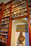 Uno scorcio della libreria con volumi antichi al castello di Donanfugata, Sicilia - © maudanros / Shutterstock.com