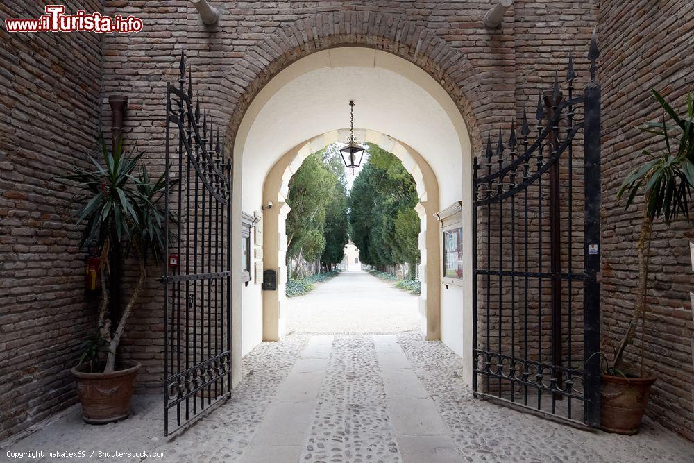 Immagine Il castello Bevilacqua, storico relais a Montagnana, provincia di Verona (Veneto). Il maniero venen costruito nel 1336 da Guglielmo Bevilacqua e completato dal figlio Francesco per conto della signoria Scaligera dell'epoca - © makalex69 / Shutterstock.com