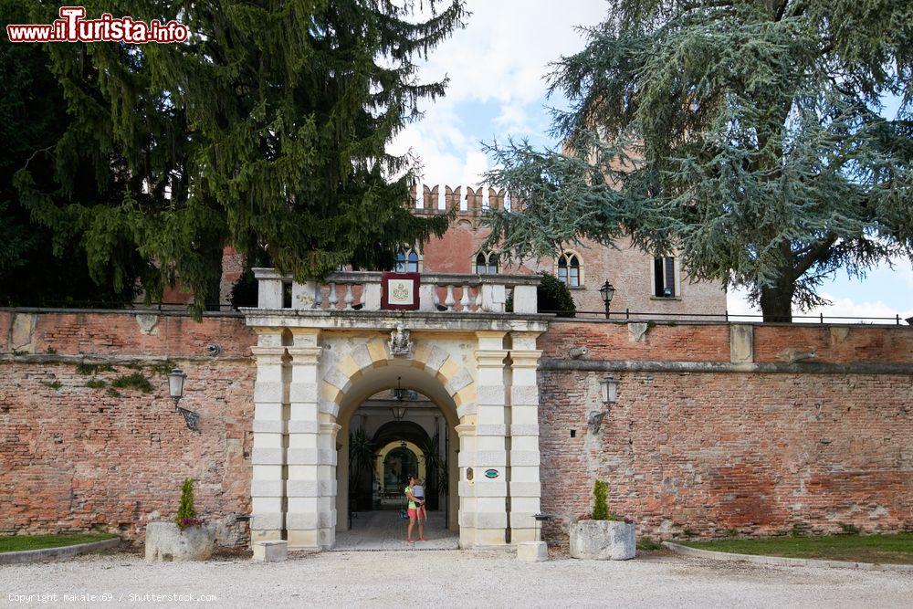 Immagine Ingresso del castello Bevilacqua a Montagnana, nel cuore della pianura veronese (Veneto). Si tratta di un maniero medievale del Trecento dove vengono ospitate cerimonie, eventi, pranzi e matrimoni - © makalex69 / Shutterstock.com