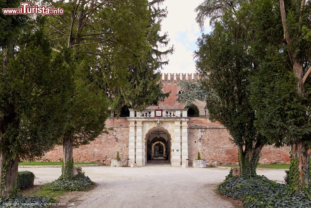 Immagine Montagnana, provincia di Verona: ingresso del castello Bevilacqua, acquistato nel 1990 dai signori Cerato - © makalex69 / Shutterstock.com