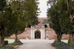 Montagnana, provincia di Verona: ingresso del castello Bevilacqua, acquistato nel 1990 dai signori Cerato - © makalex69 / Shutterstock.com