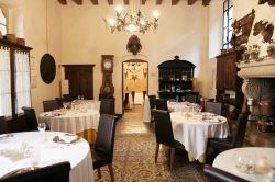 Una sala da pranzo al relais castello Bevilacqua nei pressi di Verona, Veneto  - © makalex69 / Shutterstock.com