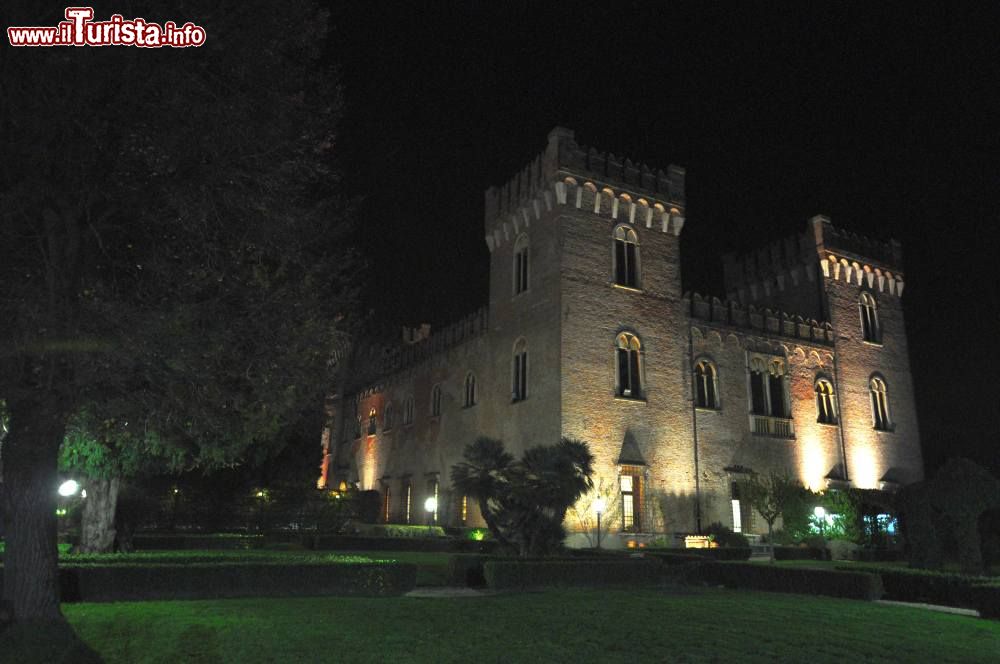 Immagine Vista serale del Castello di Bevilacqua in Veneto, dimora antica a sud-est di Verona