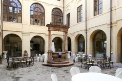 Uno scorcio del cortile interno con pozzo al relais castello Bevilacqua, provincia di Verona, Veneto  - © makalex69 / Shutterstock.com