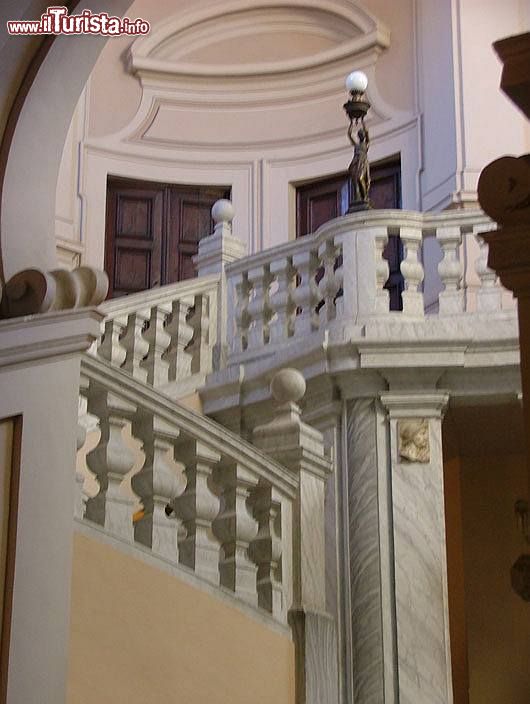 Immagine Interno di Casa Leopardi a Recanati, provincia di Macerata (Marche). Lo scalone porta ai piani superiori dove si trovano eleganti sale con soffitti affrescati e arredi d'epoca.