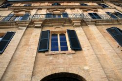 La facciata di Casa Leopardi nel centro storico di Recanati, provincia di Macerata (Marche) - © Paolo Trovo / Shutterstock.com