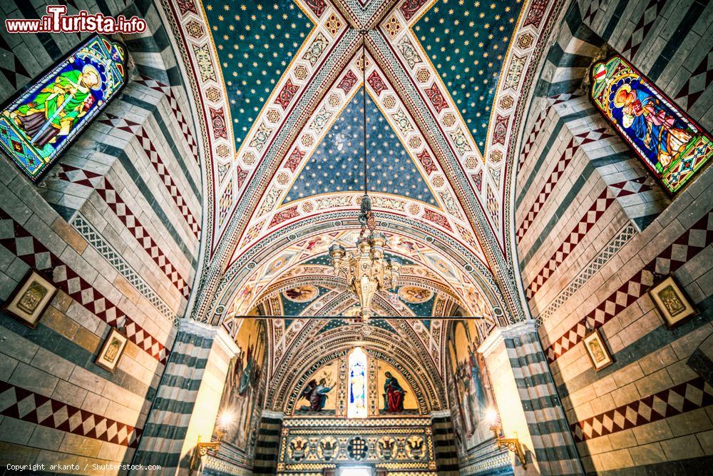 Immagine Interno della cappella del castello di Brolio, Gaiole in Chianti, Toscana: vetrate istoriate e decorazioni impreziosiscono l'edificio religioso rinnovato nel 1867-1869 - © arkanto / Shutterstock.com