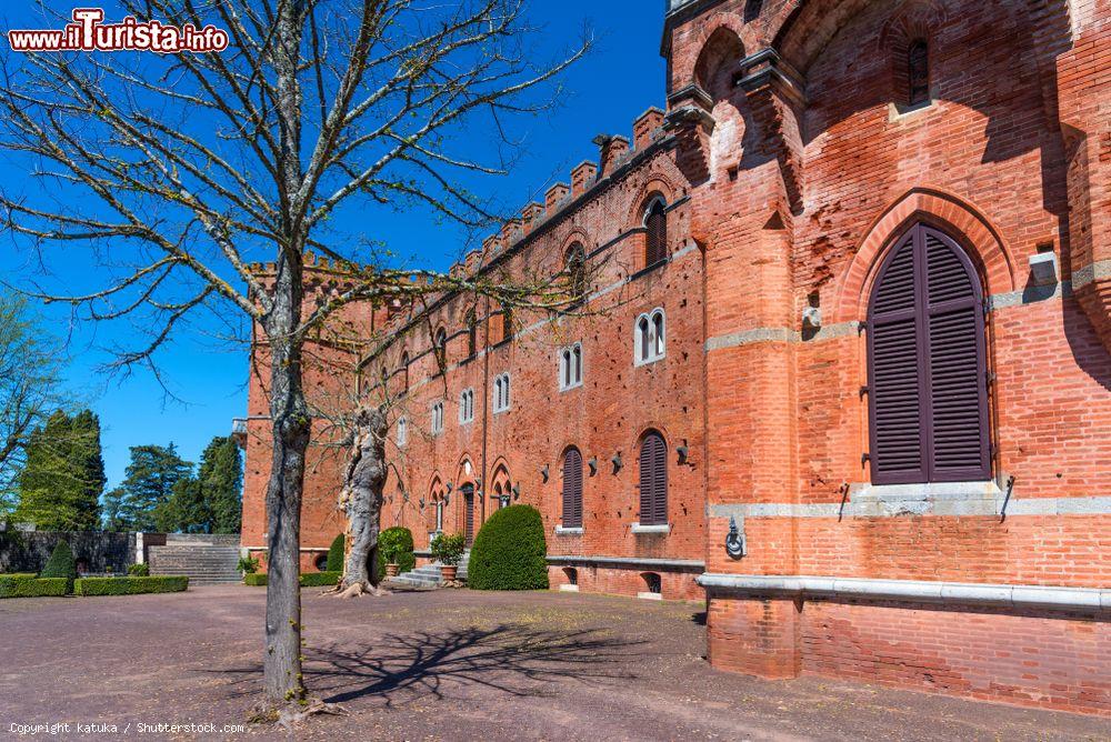Immagine La facciata in mattoni del castello di Brolio, Gaiole in Chianti (Toscana): le varie epoche di costruzione sono ben riconoscibili dall'utilizzo del materiale costruttivo - © katuka / Shutterstock.com