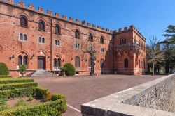 Architettura del castello di Brolio, Toscana: da antica fortezza il palazzo fu trasformato in maniero inglese utilizzando il mattone come elemento principale - © katuka / Shutterstock.com ...