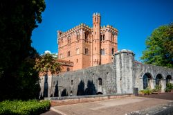 Il castello di Brolio a Gaiole in Chianti, provincia di Siena, Toscana: il maniero si trova nella zona di produzione del famoso vino Chianti.



