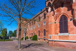 La facciata in mattoni del castello di Brolio, Gaiole in Chianti (Toscana): le varie epoche di costruzione sono ben riconoscibili dall'utilizzo del materiale costruttivo - © katuka ...