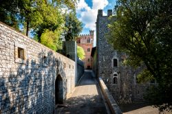 Le possenti mura del castello di Brolio, Gaiole in Chianti (Toscana). Siamo nei pressi di San Regolo, frazione del Comune di Gaiole.
