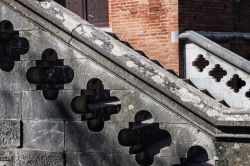 Particolare architettonico della scalinata al castello di Brolio, Toscana. Iniziato nell'XI° secolo, il maniero venen trasformato in stile revival gotico nel 1835 dal barone Bettino ...
