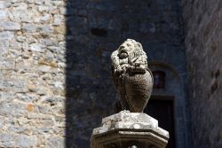Scultura al castello di Brolio, Gaiole in Chianti (Siena). L'edificio si trova su un poggio che si stacca da uno sprone occidentale dei monti del Chianti alto - © katuka / Shutterstock.com ...